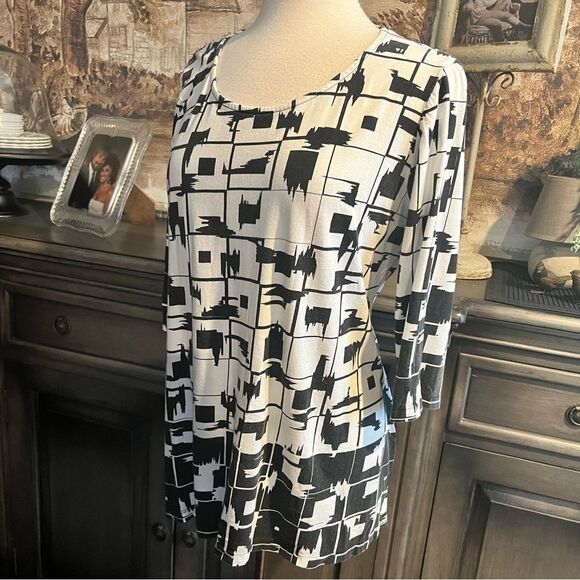 Chico’s Abstract Black and White Top size 2 (10/12) - Picture 1 of 5